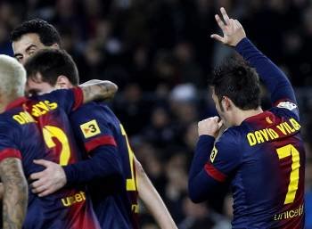 Los jugadores del Barcelona celebran el primero de los tres goles, el marcado por David Villa. (Foto: ALBERT OLIVÉ)
