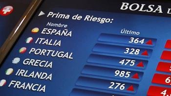 Panel de la Bolsa de Madrid que indica la evolución hoy de la prima de riesgo de los países europeos.