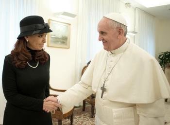 El papa Francisco y a la presidenta argentina, Cristina Fernández de Kirchner.