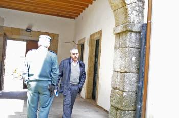 El secretario de Ceivam, Pablo Fernández, a la entrada del Juzgado de Ribadavia. (Foto: MARTIÑO PINAL)