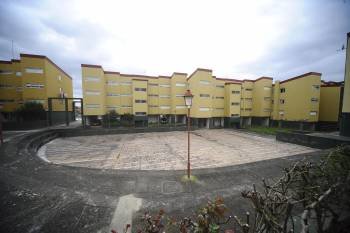 La vivienda de propiedad municipal está situada en una de las urbanizaciones de A Uceira. (Foto: MARTIÑO PINAL)