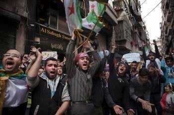 Opositores sirios, el pasado viernes en una manifestación en Alepo. (Foto: MAYSUN)