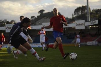 Óscar Martínez no llega al balón que también persigue Eladio, el portero del Sanse. (Foto: MARTIÑO PINAL)