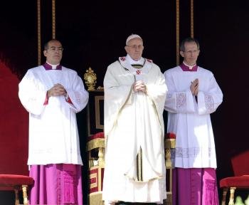 El papa Francisco (c) reza durante la misa de inicio de su pontificado en la plaza de San Pedro.
