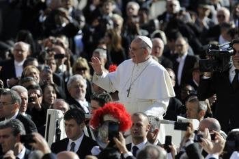 El papa Francisco saluda a los fieles desde el 'papamóvil' a su llegada a la plaza de San Pedro en el Vaticano.