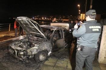 Imagen del vehículo que ayer por la noche quedó calcinado tras chocar contra una farola en el puerto de A Guarda.