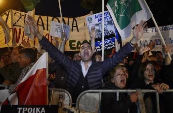 Chipriotas protestan ante el Parlamento contra la tasa a los depósitos bancarios. (Foto: FILIP SINGER)