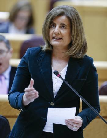 La ministra Fátima Báñez, durante el pleno del Senado.  (Foto: JUANJO MARTÍN)