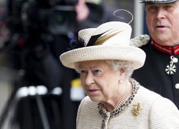  La reina Isabel de Inglaterra llega a la estación de metro Baker Street en Londres.