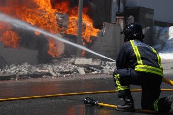 Un miembro de la brigada de emergencias de Carballiño apagando un incendio. (Foto: MARTIÑO PINAL)