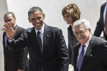 El presidente estadounidense, Barack Obama, saluda tras ser recibido por el presidente de la Autoridad Palestina, Mahmud Abás.