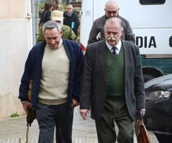 En la imagen, facilitada por el Diario de Mallorca, Barceló (i), acompañado de su abogado.