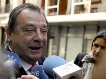 El exdiputado, exsenador y expresidente del PP en Vigo, Carlos Mantilla, atiende a los medios. (Foto: F. ALVARADO)