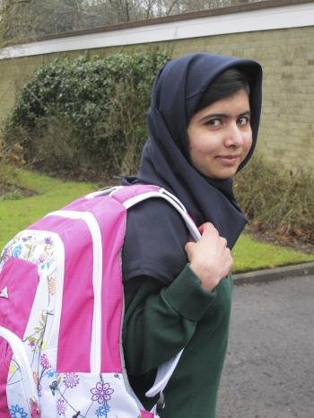 Malala Ysufzai mientras camina hacia su primer día de colegio, en el Instituto Edgbaston para chicas, en Edgbaston, Birmingham, Reino Unido.