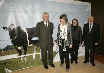 La conselleira de Pesca y Medio Rural de la Xunta de Galicia, Rosa Quintana acompañada del presidente de la Industria láctea Feiraco, José Montes.