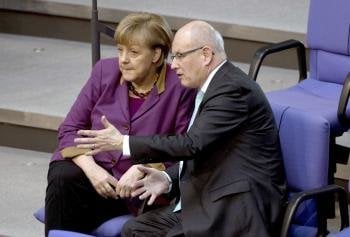 La canciller alemana, Angela Merkel (izda), y el presidente del grupo parlamentario CDU/CSU, Volker Kauder (dcha) (Foto: EFE)