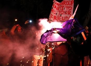 Varios asistentes queman una bandera de la Unión Europea durante una manifestación frente al Parlamento de Chipre (Foto: EFE)