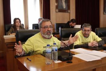 Antolín Fernández y Arístides Álvarez intervinieron en el pleno de la Diputación, en representación de los afectados por participaciones preferentes o subordinadas.   (Foto: XESÚS FARIÑAS)