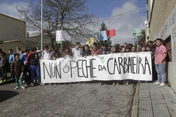 Los alumnos marcharon tras una pancarta contraria a la supresión de ESO y Bachillerato en el centro. (Foto: MIGUEL ÁNGEL)