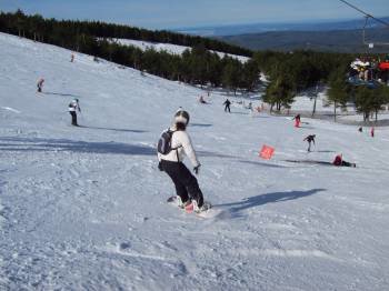 Aficionados al esquí y al snowboard en la estación de montaña, este invierno. (Foto: L.R.)