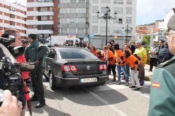 Afectados por las preferentes abuchearon el coche de Núñez Feijóo ayer en Baiona. (Foto: PFE)