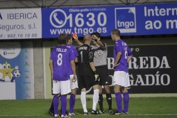 Los jugadores del Alcalá protestan el penalti que les costó el partido en Ourense. (Foto: MIGUEL ÁNGEL)