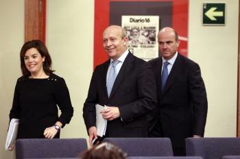 Sáenz de Santamaría, Wert y De Guindos, llegando a la rueda de prensa tras el Consejo. (Foto: ZIPI)