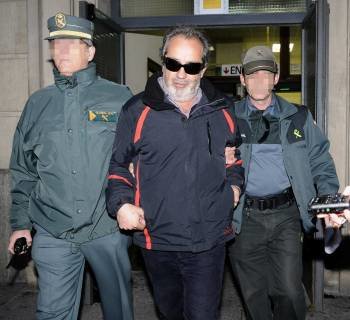 El intermediario Juan Lanzas sale hacia prisión desde los juzgados de Sevilla escoltado por la Guardia Civil. (Foto: RAÚL CARO)
