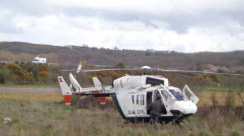 El helicóptero de Guardia Civil permanecía el viernes estacionado en un descampado de Xinzo. (Foto: A. R.)