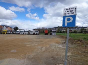 Varios trailers estacionados en un parking acondicionado por el Concello de O Barco. (Foto: J.C.)