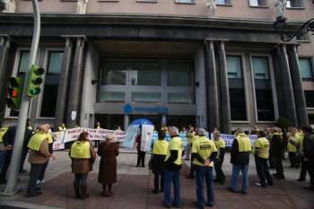 Una de las concentraciones de afectados por preferentes ante Novagalicia Banco en Vigo. (Foto: ARCHIVO)