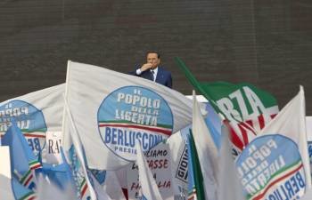 Silvio Berlusconi saluda emocionado a sus seguidores en Roma. (Foto: ANDREA SOLERO)