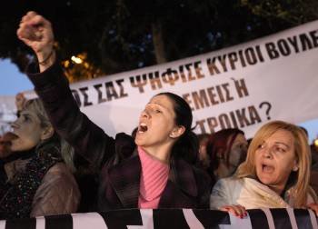 Miles de chipriotas se manifestaron contra el uso de la caja de las pensiones para pagar el rescate. (Foto: KATIA CHRISTODOULLOU)