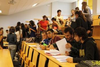 Estudiantes del Campus en una de las aulas del Edificio Politécnico. (Foto: XESÚS FARIÑAS)
