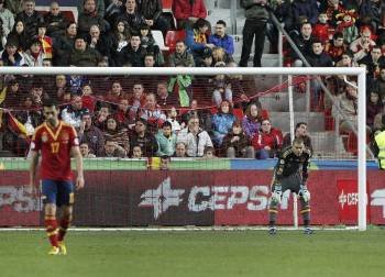 Arbeloa y Víctor Valdés, nada más hacer los finlandeses el tanto del empate el viernes en Gijón. (Foto: ALBERTO MORANTE)