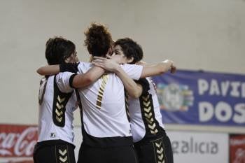 Las jugadoras del Ponte celebran uno de los cinco goles. (Foto: X. FARIÑAS)