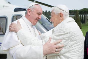 Bergoglio y Ratzinger se fundieron en un abrazo 'bellísimo', en palabras de Lombardi. (Foto: OSSERVATORE ROMANO / HANDOUT)