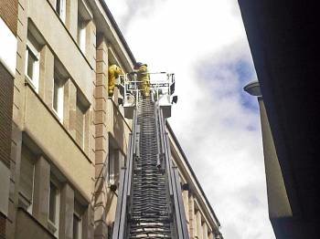 Los bomberos acceden al edificio a través de la escalera y del cuarto piso, para interesarse por los vecinos.