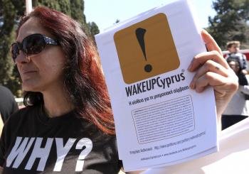 Una manifestante sostiene unos documentos durante el desfile de estudiantes celebrado frente a la Embajada de Grecia con motivo del Día de la Independencia de Chipre.