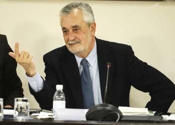 El presidente de la Junta de Andalucía, José Antonio Griñán, durante la reunión de la Ejecutiva. (Foto: RAÚL CARO)