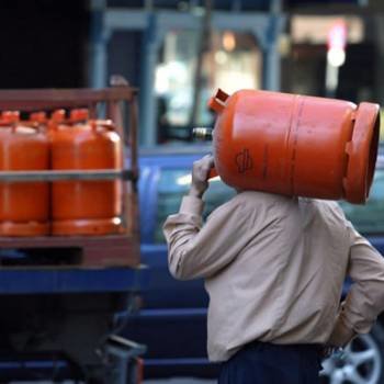 Una persona carga con una bombona de butano. (Foto: ARCHIVO)