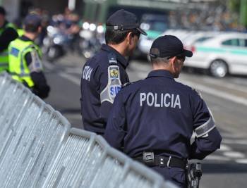Dos agentes de la policía de Portugal, durante un control de seguridad en una carretera lusa. (Foto: ARCHIVO)