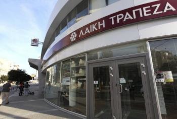 Una sucursal del banco Laiki permanece cerrada en Nicosia, Chipre.