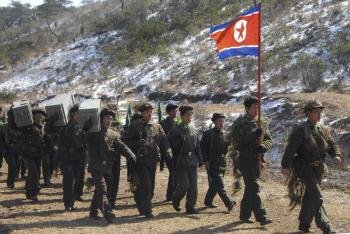 Fotografía facilitada por la agencia estatal KCNA, que muestra unas maniobras militares en Corea del Norte (Foto: EFE)