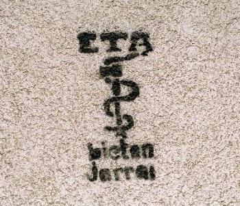 Símbolo de la banda terrorista ETA en una pared de un edificio de Euskadi (Foto: EFE)