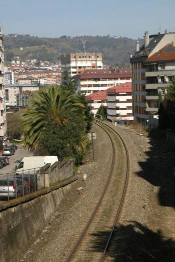 La actual vía del tren a su paso por el medio de la ciudad, en este caso paralela a la calle Noriega Varela. (Foto: JOSÉ PAZ)