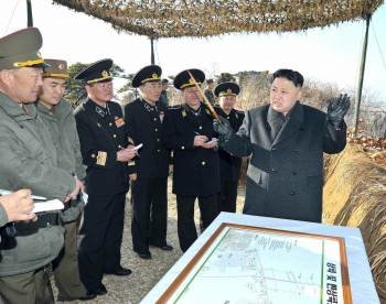 Kim Jong-un, dando instrucciones el lunes a mandos norcoreanos durante unas maniobras. (Foto: RODONG SINMUN)