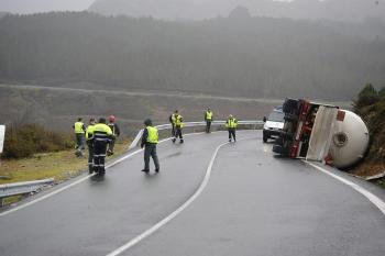 Imagen del camión accidentado (Foto: Martiño Pinal)