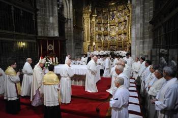 En la Misa Crismal tomaron parte cerca de 100 sacerdotes de toda la Diócesis de Ourense.  (Foto: MARTIÑO PINAL)