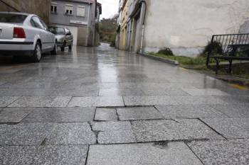 El pavimento en la calle de la Obra, una de las que se reparará con cargo al programa municipal. (Foto: XESÚS FARIÑAS)